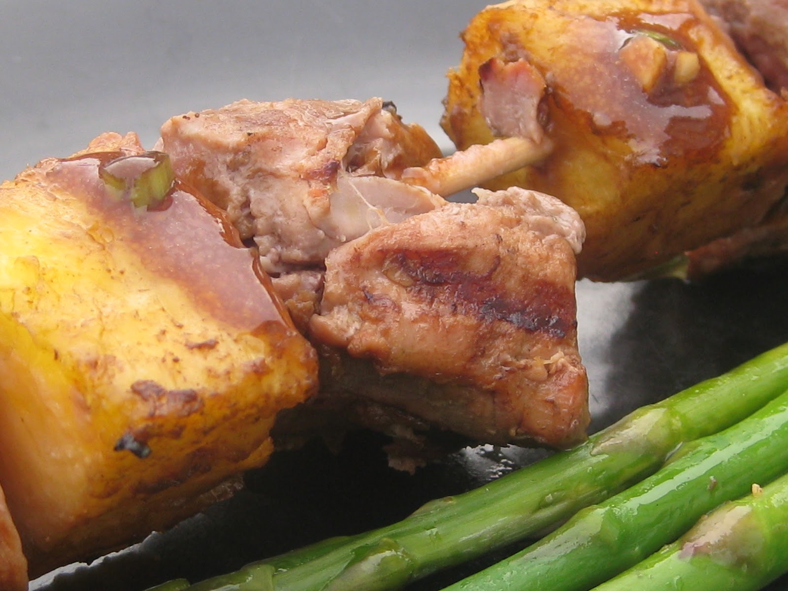 Brochettes de porc et d'ananas, sauce