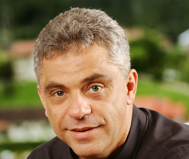 Padre Léo Padre Léo de batina preta