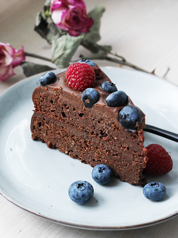 GLUTEENITON *JA* VEGAANINEN SUKLAAKAKKU Syötävän hyvä