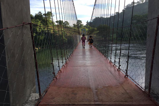 Students In Bukidnon No Longer Need To Cross A Dangerous Cliff Just To Go To School With The Help Of This Newly-Constructed Hanging Bridge! Inspiring! Students In Bukidnon No Longer Need To Cross A Dangerous Cliff Just To Go To School With The Help Of This Newly-Constructed Hanging Bridge! Inspiring!