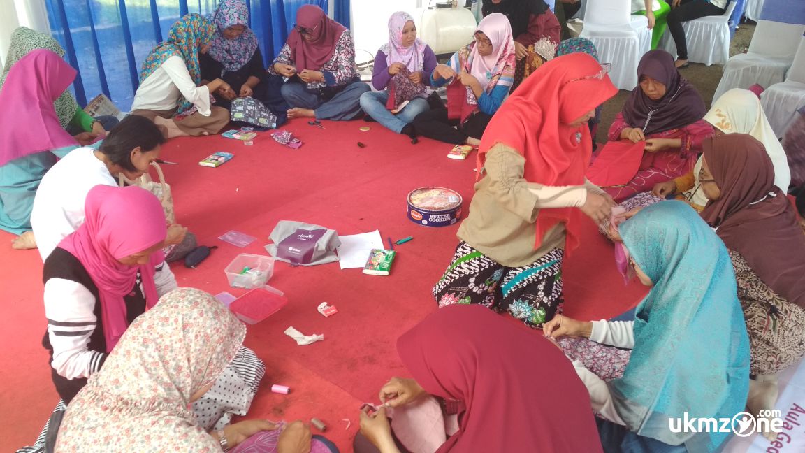Workshop membuat tissue box di acara PANMAS FAIR 2018 Workshop membuat tissue box di acara PANMAS FAIR 2018