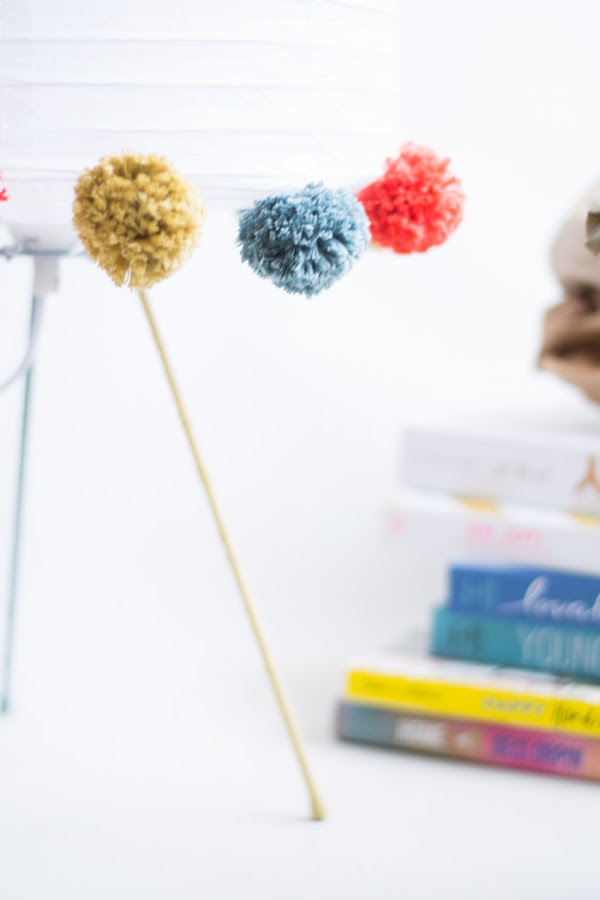 Lámpara con pompones diy