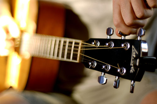 Belajar Menyetem Gitar Dengan Benar Disertai Gambar