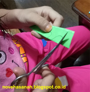 menggunting ornamen berbentuk hati untuk membuat kerajinan tangan anak SD menggunting ornamen berbentuk hati untuk membuat kerajinan tangan anak SD