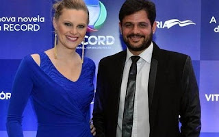 Veja os casais de famosos que são casados que você não sabia Outro casal que você não sabia que estavam juntos é Andre Di Mauro e Liége Muller. Ambos trabalharam juntos na novela Vitória.