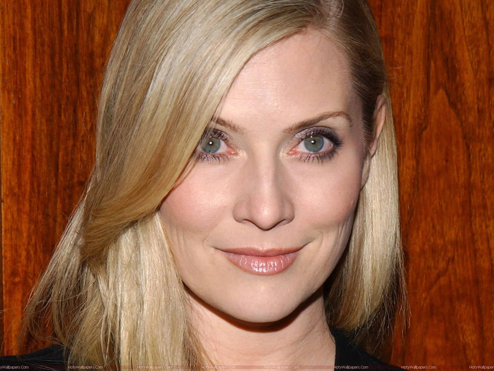 Emily Procter Glamorous Wallpapers ~ Fun Hungama