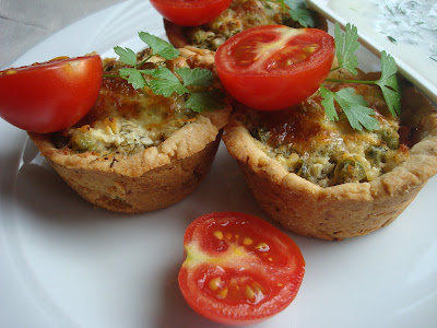 Mini tarte cu mazare si branza