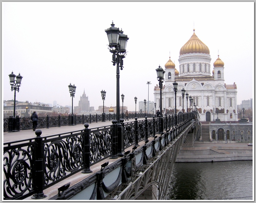 мост у храма христа спасителя. пешеходный мост у храма христа спасителя. храм христа спасителя. мост у храма спасителя. пешеходный мост у храма христа спасителя.