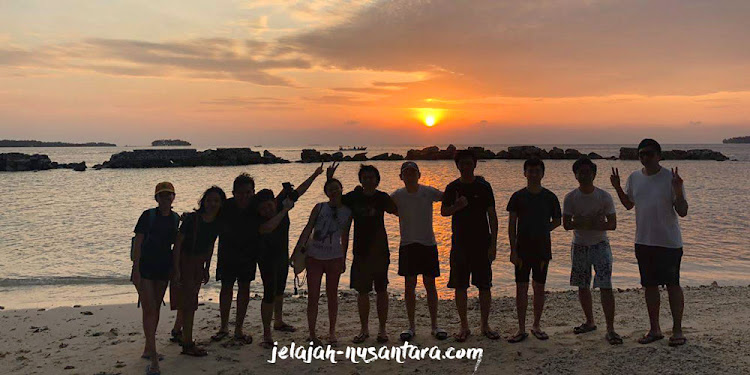 Moment Menanti Sunset di Pulau Bulat - wisata gabungan trip pulau harapan paket open trip pulau harapan murah 2 hari 1 malam