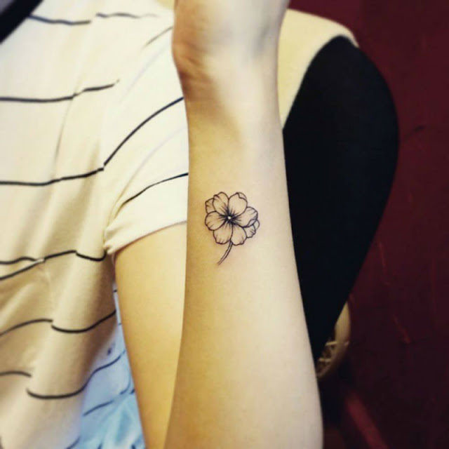 Mini tatuagens de flores para as mulheres Mini tatuagens de flores para as mulheres