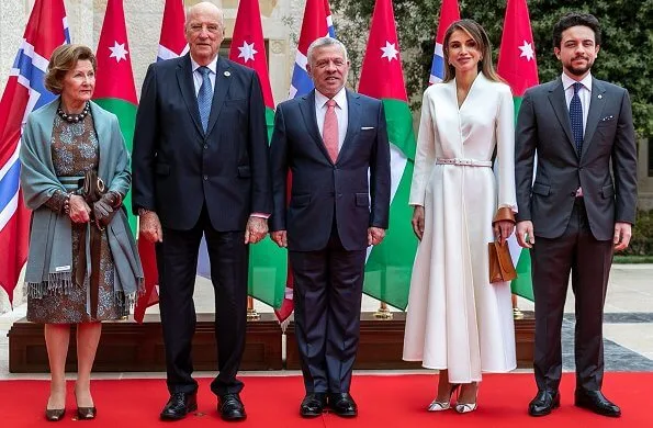 King Harald and Queen Sonja, King Abdullah, Queen Rania and Crown Prince Hussein. Elena Ghisellini cercle maya shoulder-bag