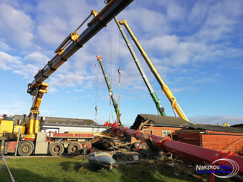 adelig trojansk hest Udgående NakskovFoto: Større mobil kran væltet