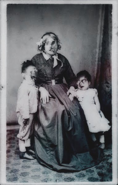 foto antigua de mujer con dos niños