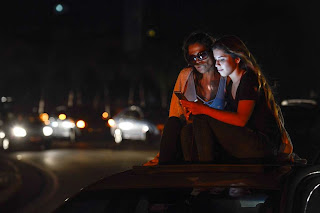 LES COMMUNICATIONS CELLULAIRES SONT DIFFICILES ET CERTAINS HABITANTS S’ARRÊTENT SUR L’AUTOROUTE LORSQU’ILS DÉTECTENT DU RÉSEAU. PHOTO MATIAS DELACROIX