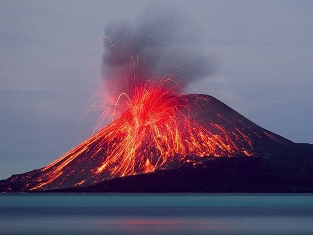 gambar gunung krakatau saat meletus