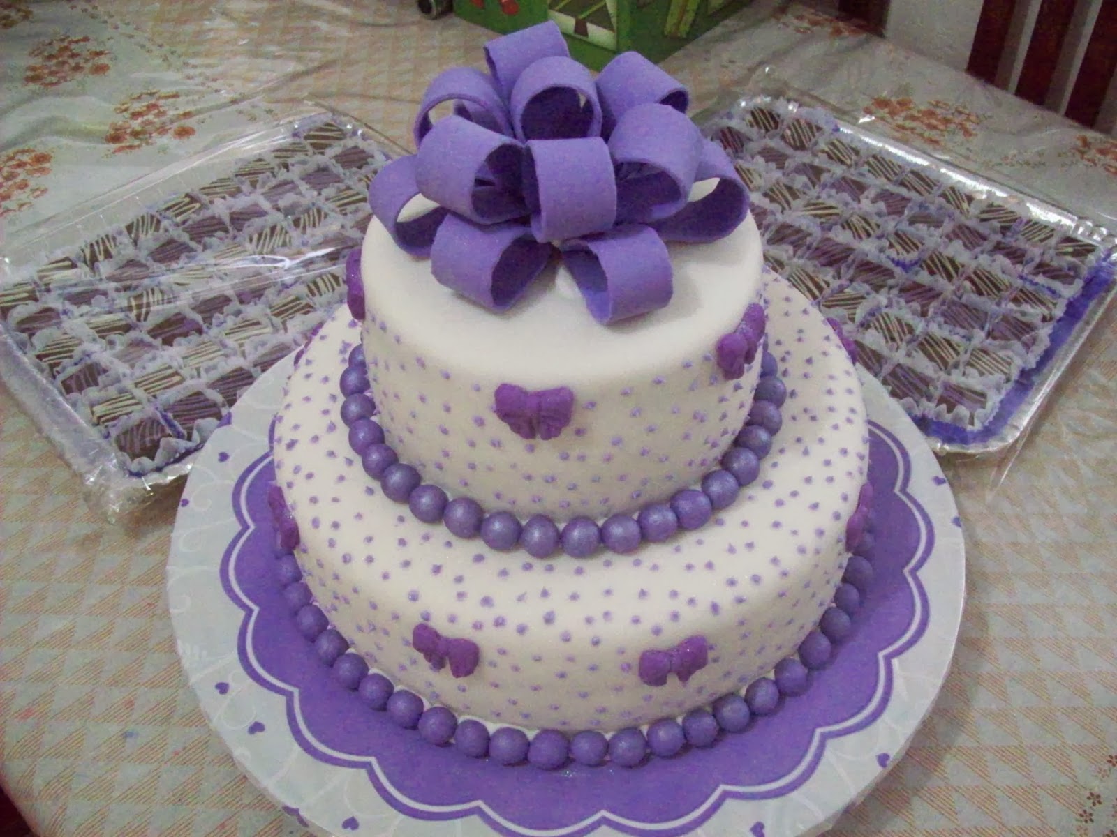 Nanda Bolos BOLO DECORADO COM PASTA AMERICANA BRANCO E LILÁS