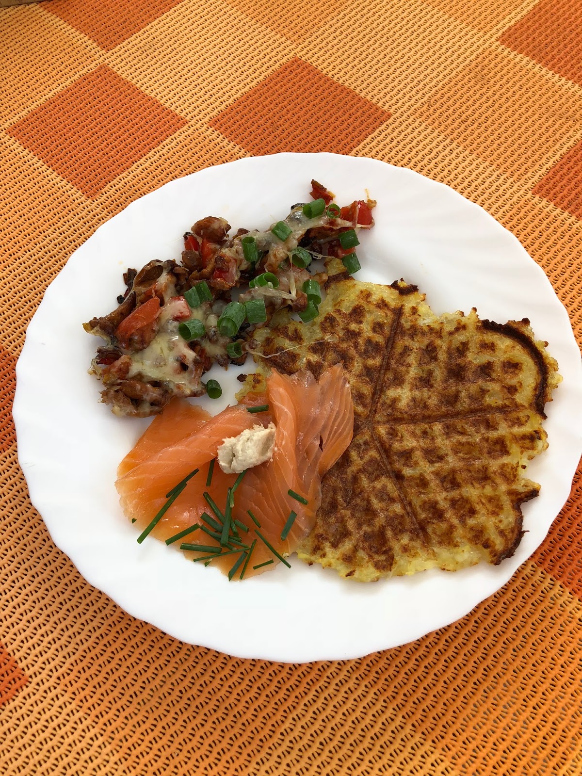 Kartoffelpuffer mit Lachs und Pfifferlingsragout