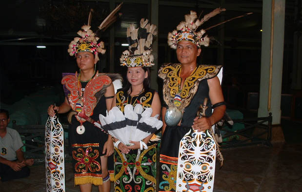 Itulah sebuah julukan yang disematkan pada pulau Kalimantan oleh banyak orang 5 Pakaian Adat Kalimantan : Kalimantan Barat, Tengah, Timur, Selatan, dan Utara