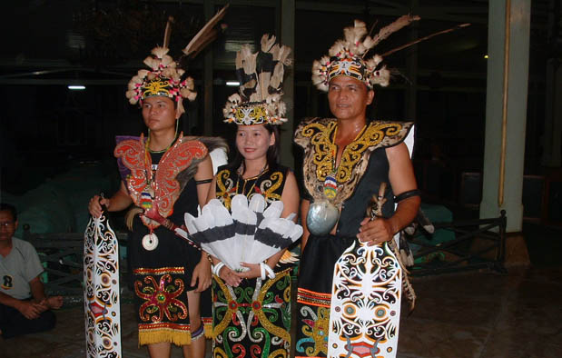 7 Pakaian Adat Kalimantan Timur suku Dayak dan Kutai 