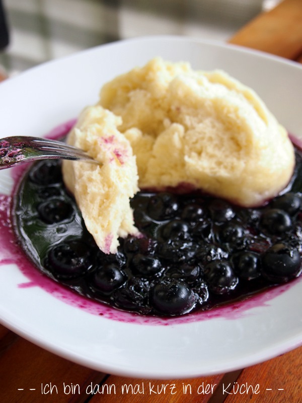 hefeklöße mit heidelbeeren