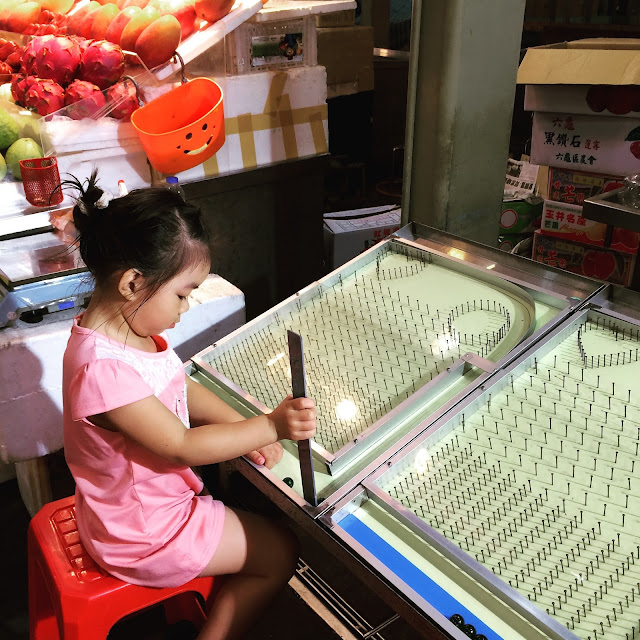 Late night games - night market Taipei | Cheesy Pennies