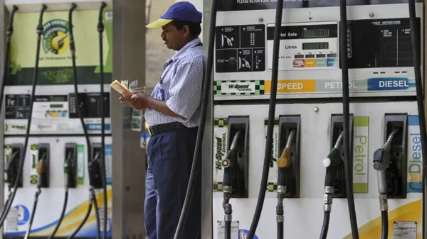 Petrol is now cheaper than diesel in these cities, New Delhi, News, Business, Petrol Price, Diesel, Kochi, National.