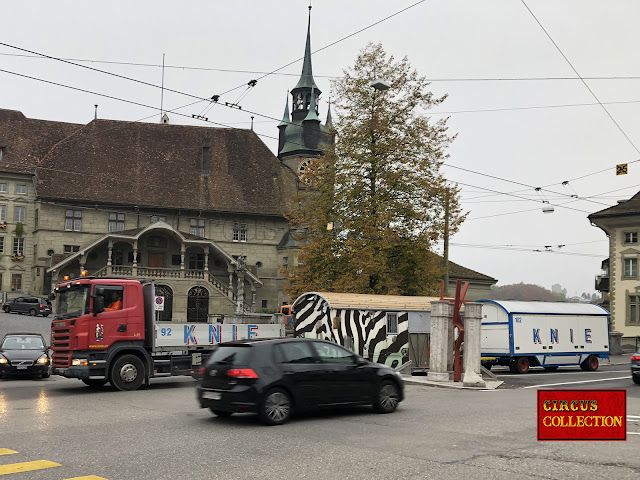 les roulottes du zoo en convois au centre de la ville de Fribourg