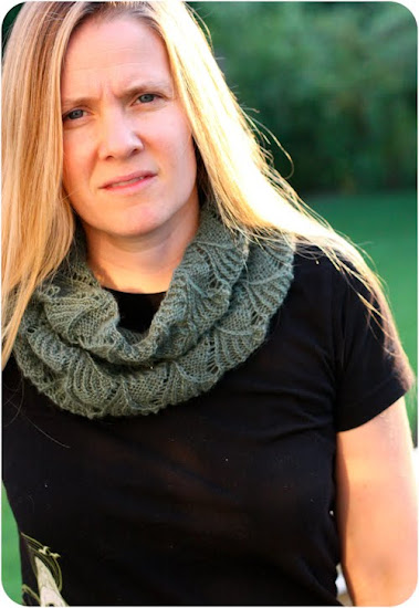 You know how we're an art family...: Yarn Along and a qiviut cowl