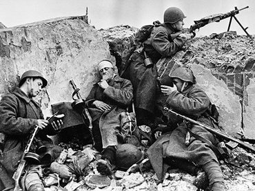 WW2 soldiers on Belorussian Front take a break