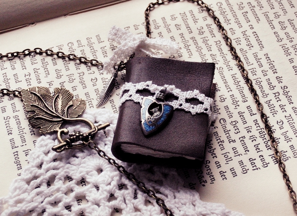DIY Book Necklace Handsome powered by CopyPasteLove