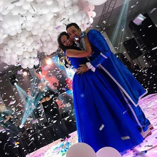 Frank Reyes le hace honor a su apodo y va vestido de príncipe a los 15 años de su hija