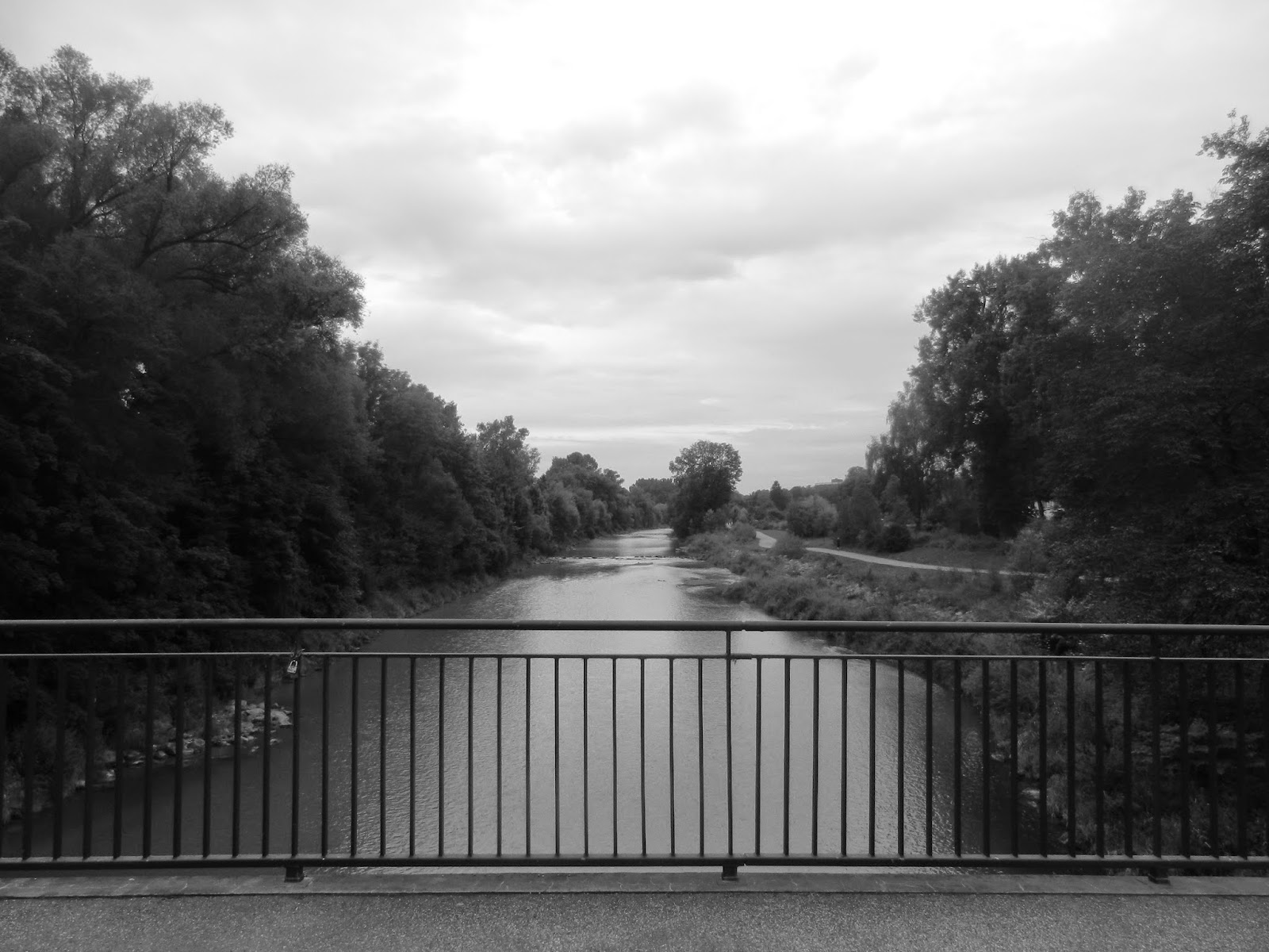 Auf der Brücke Aussicht auf die Wertach von einer Brücke aus