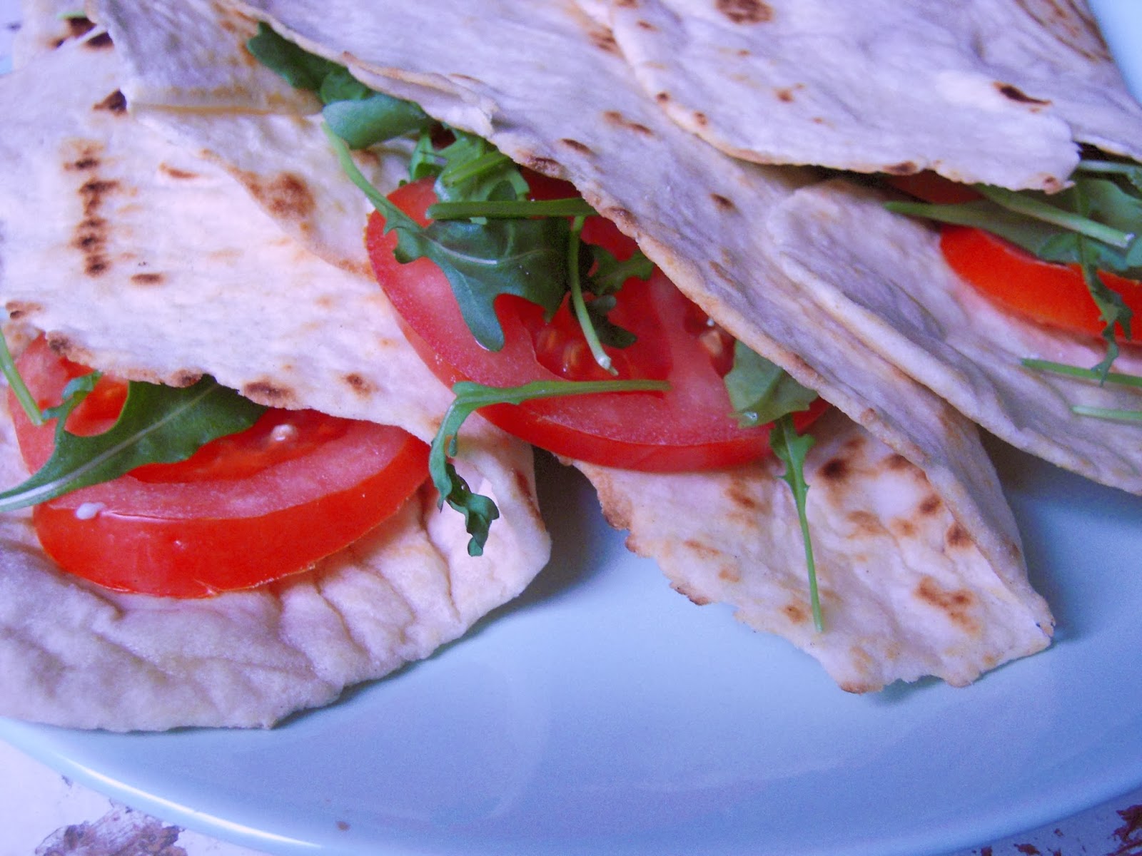 Ugotowana Ania Włoska Piada z mozzarellą i pomidorem