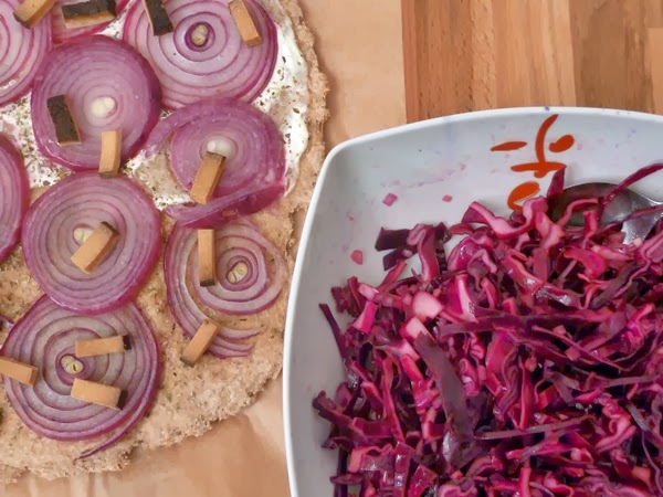 Vom Vegi zum Veganer: Roter Krautsalat und Flammkuchen