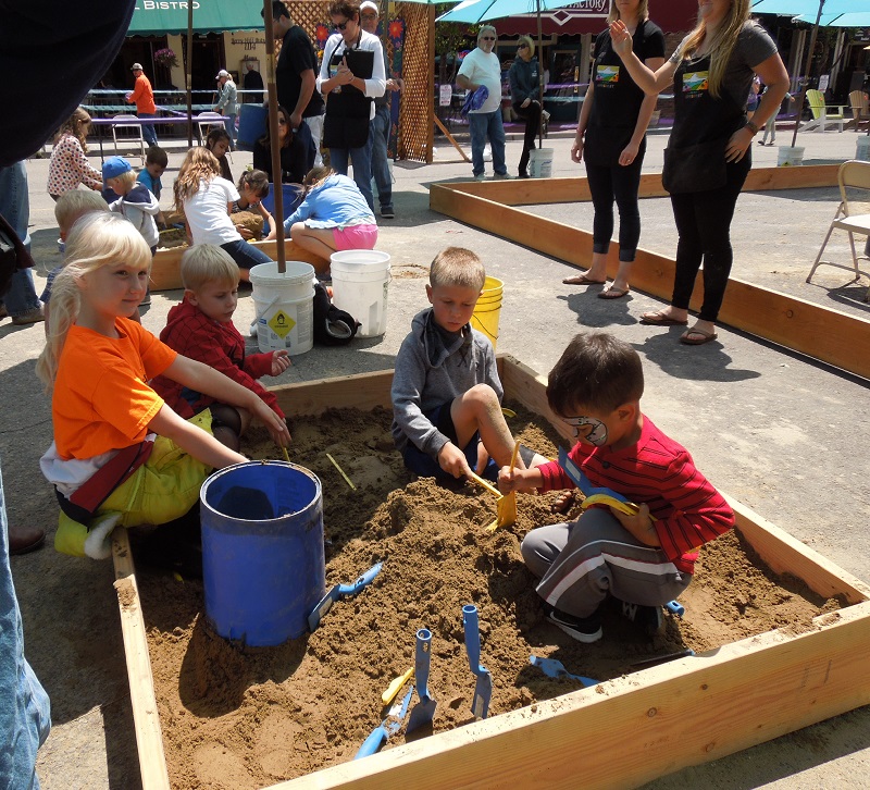 Playing in the Sand at the Paso ArtsFest, 2015, © B. Radisavljevic 