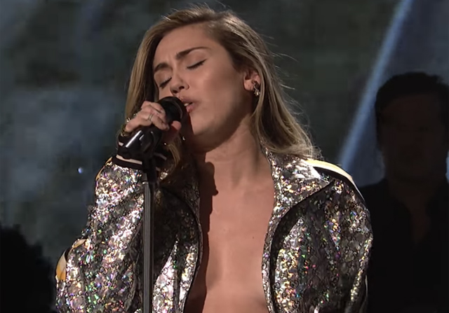 Miley Cyrus egy péniszen erekció a fényképen
