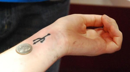 Pequeno nerd símbolo tatuagem no antebraço