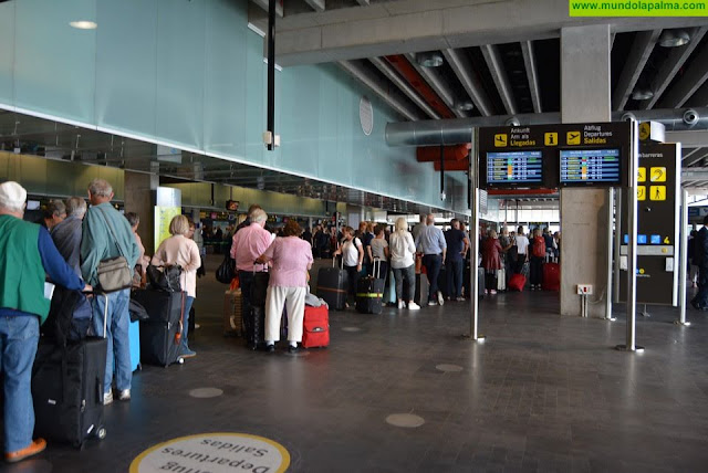  Canarias limitará la entrada en las Islas de pasajeros por vía aérea procedentes del resto de España y sólo permitirá la llegada desde la Península de los buques con mercancías