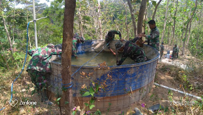 SATGAS TMMD BANTU BERSIHKAN BAK PENAMPUNGAN AIR WARGA