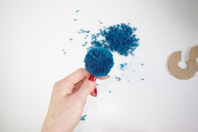 Pompoms selber machen mit Schablonen aus Pappe Pompoms selber machen mit Schablonen aus Pappe