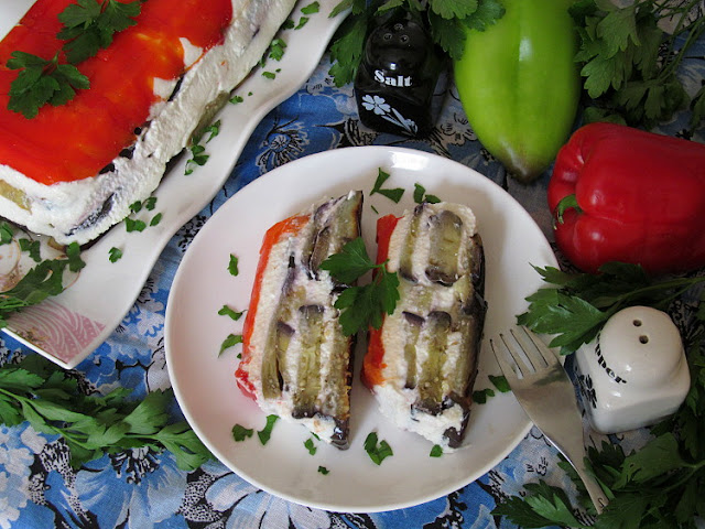 Закуска из баклажанов и красного перца с творогом