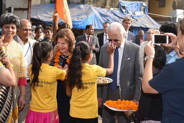 In the afternoon, the King and Queen visited Doorstep School, which gives poor children free education and homework help