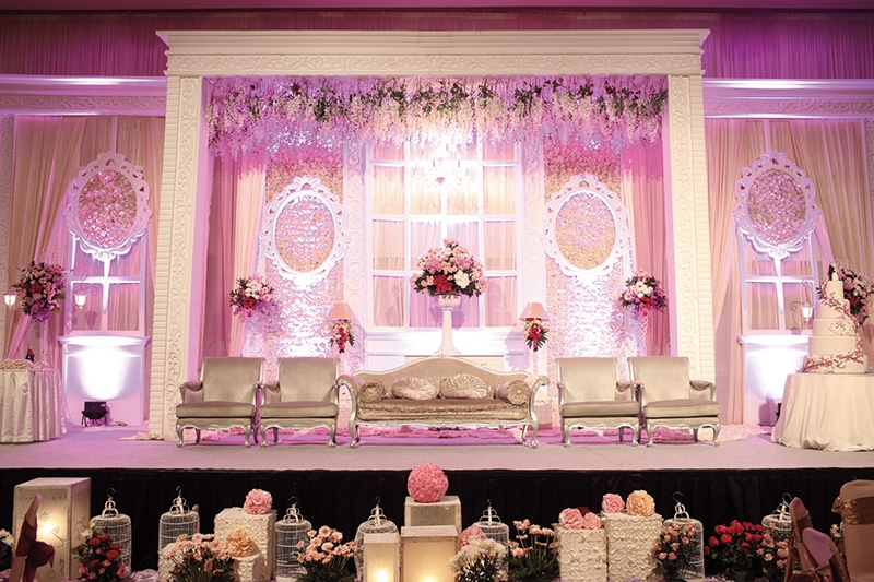 gaun pernikahan pink dengan aplikasi mutiara