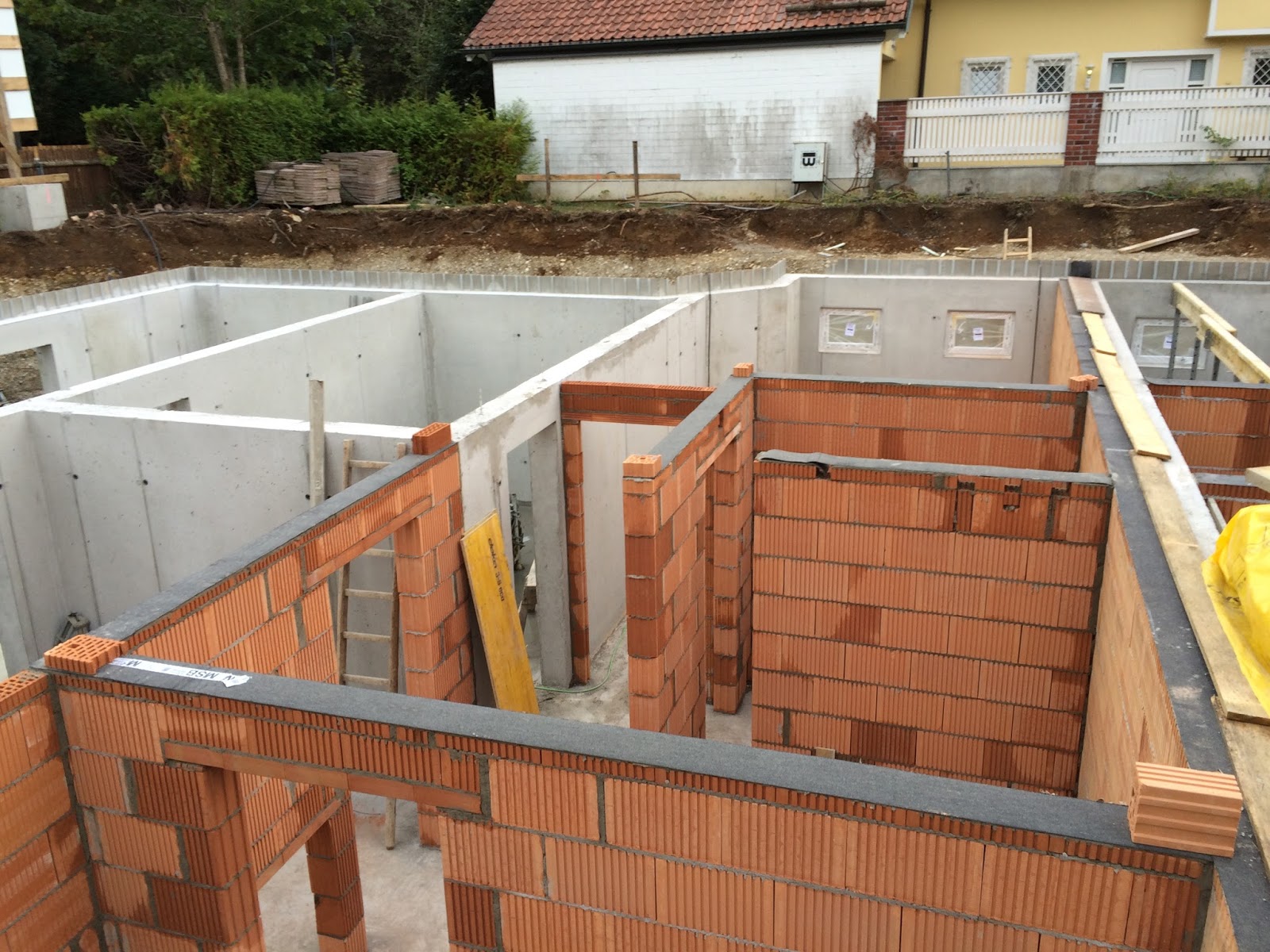 Unser Haus in Riemerling: 7.September: Die Kellerinnenwände sind fertig