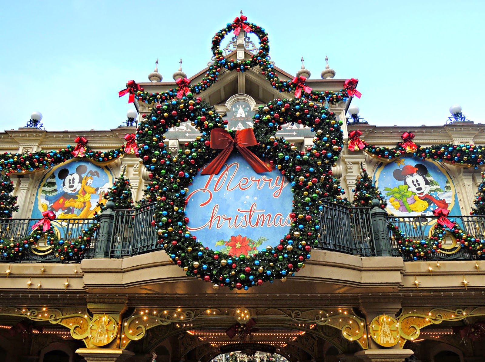 новогодняя елка с подарками. мюнхен рождество. католическое рождество в 2022 картинки. сочельник католического рождества. подарок на новый год с елкой.