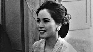Sejarah Perkembangan Kebaya Sejarah Perkembangan Kebaya Kebaya pertama kali dikenakan oleh wanita Jawa, hingga sekarang pun kebaya masih sangat dilestarikan oleh masyarakat jawa. Yogyakarta dan Solo merupakan kota dengan pemakaian kebaya terbesar di Indonesia. Jika kita mau berkunjung kesana, kita akan melihat beberapa wanita tua yang masih mengenakan model kebaya kuno dengan motif-motif klasik serta disertai penggunaan jarik bermotif batik kuno. Transisi Model Kebaya Indonesia Menjadi Kebaya Modern Seiring perkembangan jaman, model kebaya juga mengalami transisi menjadi kebaya yang lebih modern, meskpun tak menampik kemungkinan penggunaan kebaya klasik juga masih dipertahankan. Para desainer kebaya indonesia berupaya membuat kebaya dikenal masyarakat luas dan mampu menyatu dengan kehidupan masyarakat khususnya anak muda. Dengan demikian kebaya tak lagi dipandang sebagai pakaian kuno dan kampungan. Model Kebaya Indonesia masa kini justru mengalami perubahan yang signifikan. Tak hanya hadir dengan motif bervareasi, namun kebaya modern juga mampu menggambarkan kemewahan dari busana esentrik yang dirancang dengan manik-manik gemerlap cantik dan detil penggarapan. Hal ini justru mengikis pendapat bahwa kebaya tak selamanya kuno, bahkan seiring perkembangan zaman kebaya dijadikan pakaian wajib untuk digunakan ke pesta-pesta kenegaraan, pertemuan khusus bahkan sudah menjadi kewajiban bagi para pelajar untuk mengenakannya peringatan hari-hari tertentu.