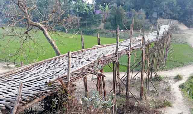 In the absence of a bridge in Tarash, the people of extreme suffering suffered from 7 তাড়াশে একটি ব্রীজের অভাবে চরম ভোগান্তি ৭ পাড়ার মানুষের