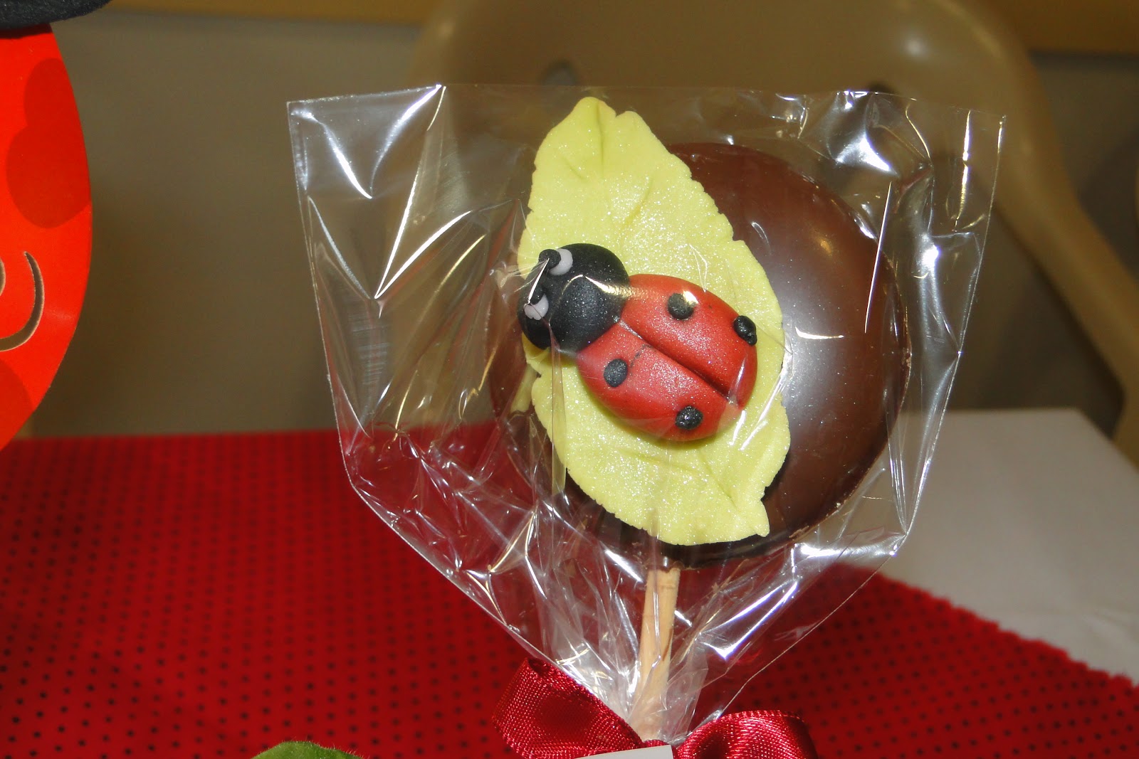 Delícis da Dedé Pirulito de Chocolate decorado com Joaninha em pasta