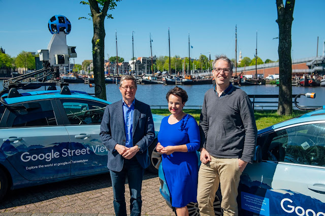 Pim van der Feltz, Sharon Dijksma en Roel Vermeulen naast Google Street View-auto's.