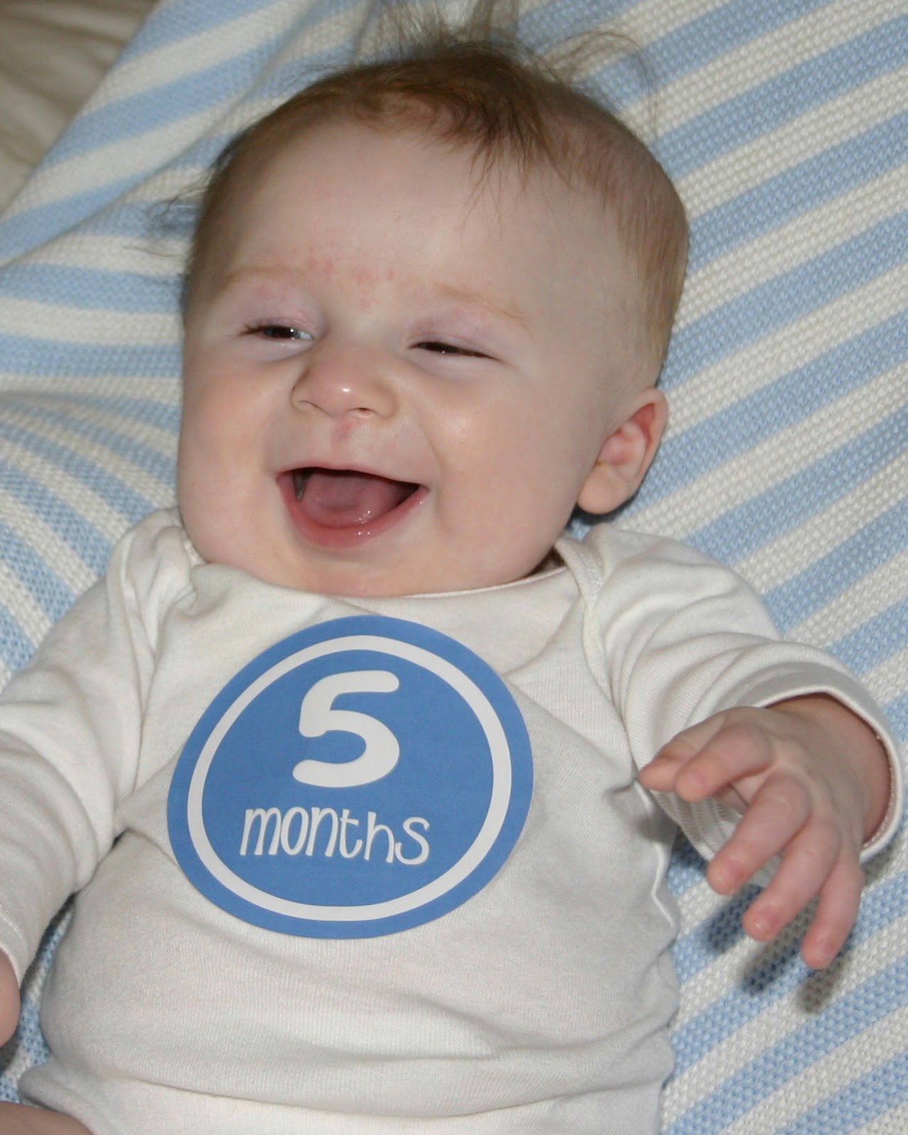 Опора на предплечья у новорожденных. Поздравляю с 5 месяцами девочке. 5 месяцев ребенку. Опора на руки у грудничка. 5 месяцев ребенку.